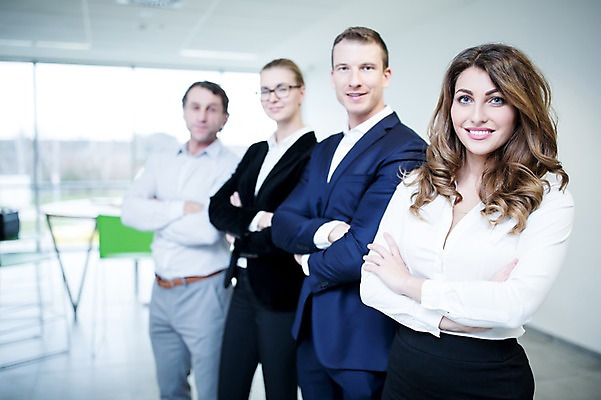 포토 JPG 서양인 응시 여자 남자 40대 중년 의자 비즈니스 탁자 실내 서기 미소 사람 정장 여러명 상반신 성인 앞모습 30대 사무실 팔짱 직장인 비즈니스맨 비즈니스우먼 창가 리더 성인만 팀장 국내포토 외국인 직업 시선 옷 뷰포인트 가구 다수 창문 모션 표정 내부 장년 파일형식