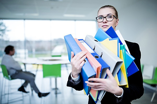 포토 JPG 전신 서양인 응시 여자 남자 40대 중년 의자 비즈니스 탁자 실내 들기 사람 정장 상반신 성인 두명 앞모습 옆모습 30대 사무실 비즈니스맨 비즈니스우먼 창가 파일 국내포토 외국인 시선 옷 뷰포인트 가구 창문 모션 내부 장년 직장인 파일형식