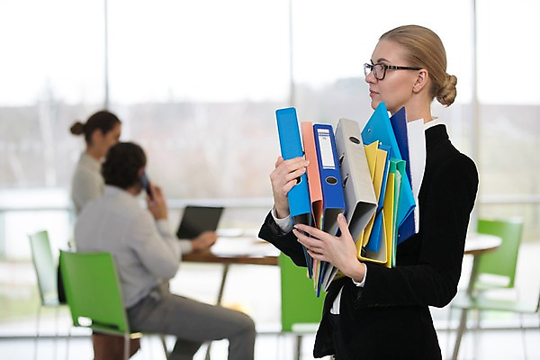 포토 JPG 서양인 응시 여자 남자 40대 중년 의자 비즈니스 실내 서기 들기 사람 앉기 정장 상반신 성인 옆모습 세명 30대 노트북 사무실 비즈니스맨 비즈니스우먼 창가 파일 원형탁자 국내포토 외국인 시선 옷 뷰포인트 가구 창문 모션 탁자 내부 장년 전자제품 직장인 파일형식