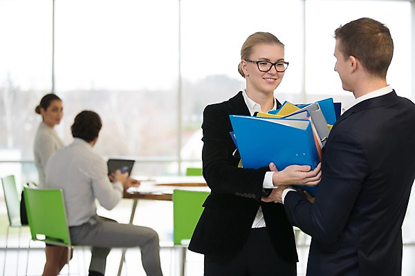 포토 JPG 전신 서양인 응시 여자 남자 40대 중년 의자 비즈니스 실내 미소 들기 사람 앉기 여러명 상반신 성인 앞모습 옆모습 뒷모습 아웃포커스 30대 노트북 사무실 도움 직장인 비즈니스맨 비즈니스우먼 창가 나누기 서류통 원형탁자 국내포토 외국인 직업 시선 뷰포인트 가구 다수 컨셉 창문 모션 탁자 촬영기법 표정 내부 장년 전자제품 사무용품 파일형식