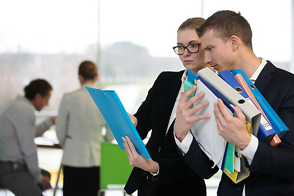 포토 JPG 서양인 응시 여자 남자 40대 중년 의자 비즈니스 실내 서기 들기 사람 앉기 여러명 상반신 성인 옆모습 뒷모습 30대 사무실 가리킴 직장인 비즈니스맨 비즈니스우먼 창가 문서 파일 원형탁자 국내포토 외국인 직업 시선 뷰포인트 가구 다수 창문 모션 탁자 손짓 내부 장년 파일형식