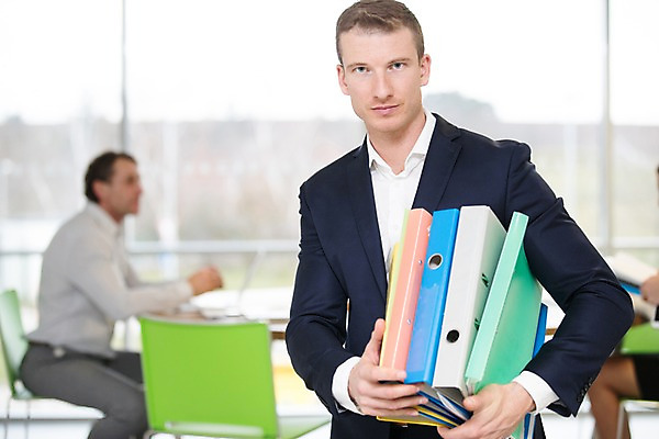 포토 JPG 서양인 응시 여자 남자 40대 중년 의자 비즈니스 실내 대화 서기 들기 사람 앉기 정장 상반신 성인 건물 앞모습 옆모습 세명 30대 사무실 비즈니스맨 비즈니스우먼 창가 파일 국내포토 외국인 건축물 시선 옷 뷰포인트 가구 창문 모션 말하기 내부 장년 직장인 파일형식