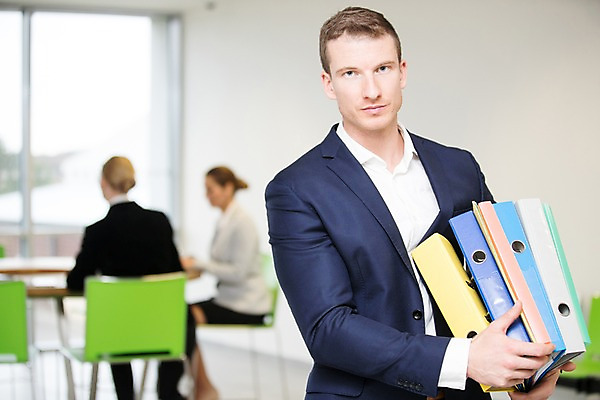 포토 JPG 서양인 응시 여자 남자 의자 비즈니스 실내 서기 들기 사람 앉기 정장 상반신 성인 앞모습 뒷모습 세명 30대 사무실 비즈니스맨 비즈니스우먼 창가 파일 원형탁자 국내포토 외국인 시선 옷 뷰포인트 가구 창문 모션 탁자 내부 장년 직장인 파일형식