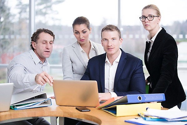 포토 JPG 서양인 응시 여자 남자 40대 중년 비즈니스 회의 실내 서기 사람 앉기 정장 여러명 상반신 성인 앞모습 30대 노트북 사무실 비즈니스맨 비즈니스우먼 창가 문서 파일 원형탁자 성인만 국내포토 외국인 시선 옷 뷰포인트 다수 창문 모션 탁자 내부 장년 전자제품 직장인 파일형식