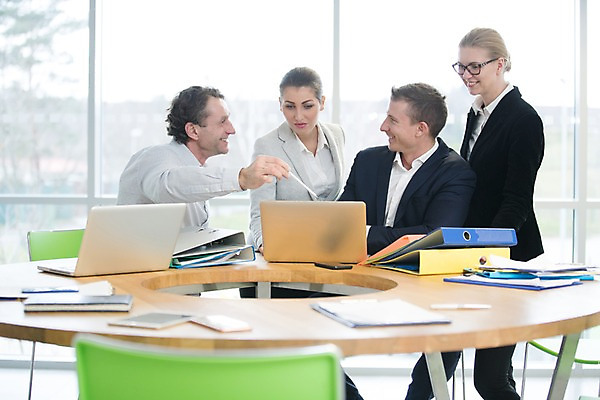 포토 JPG 전신 서양인 응시 여자 남자 40대 중년 의자 비즈니스 회의 실내 서기 미소 사람 앉기 정장 여러명 상반신 성인 앞모습 옆모습 30대 노트북 스마트폰 태블릿 사무실 펜 마주보기 가리킴 비즈니스맨 비즈니스우먼 창가 문서 파일 원형탁자 성인만 국내포토 외국인 시선 옷 뷰포인트 가구 다수 창문 모션 탁자 표정 손짓 내부 장년 전자제품 핸드폰 스마트기기 필기구 직장인 파일형식