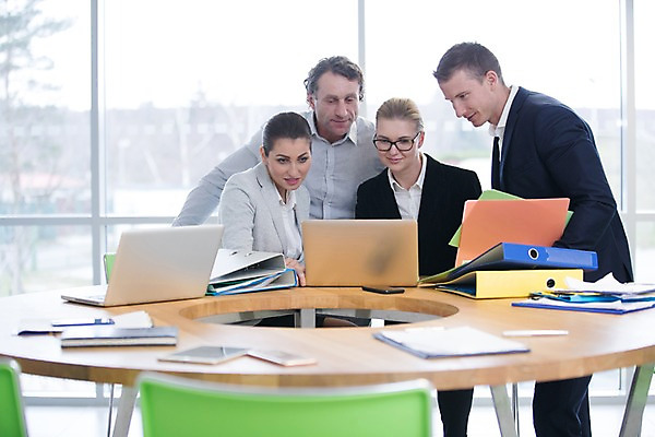 포토 JPG 전신 서양인 응시 여자 남자 40대 중년 의자 비즈니스 회의 실내 서기 사람 앉기 정장 여러명 상반신 성인 앞모습 옆모습 30대 노트북 스마트폰 태블릿 사무실 공책 비즈니스맨 비즈니스우먼 창가 문서 파일 원형탁자 성인만 국내포토 외국인 시선 옷 뷰포인트 가구 다수 창문 모션 탁자 문구용품 내부 장년 전자제품 핸드폰 스마트기기 직장인 파일형식