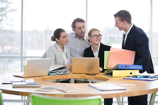 포토 JPG 서양인 응시 여자 남자 40대 중년 비즈니스 회의 실내 대화 서기 사람 앉기 정장 여러명 상반신 성인 앞모습 옆모습 30대 노트북 스마트폰 태블릿 사무실 펜 비즈니스맨 비즈니스우먼 창가 문서 파일 원형탁자 성인만 국내포토 외국인 시선 옷 뷰포인트 다수 창문 모션 탁자 말하기 내부 장년 전자제품 핸드폰 스마트기기 필기구 직장인 파일형식