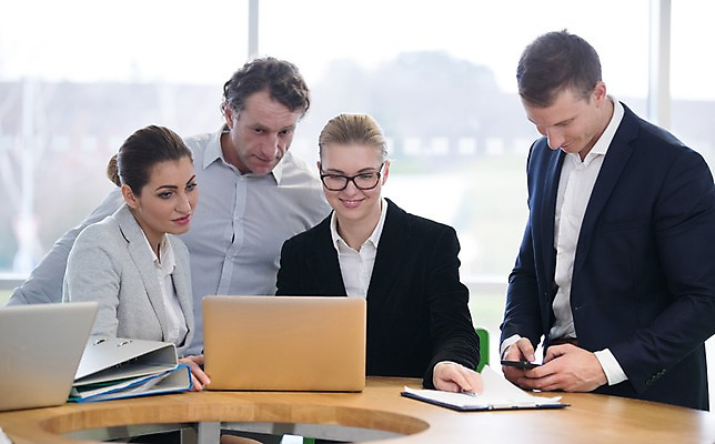 포토 JPG 서양인 응시 여자 남자 40대 중년 비즈니스 회의 실내 서기 미소 사람 앉기 정장 여러명 상반신 성인 앞모습 옆모습 30대 노트북 스마트폰 사무실 펜 비즈니스맨 비즈니스우먼 창가 문서 파일 원형탁자 성인만 국내포토 외국인 시선 옷 뷰포인트 다수 창문 모션 탁자 표정 내부 장년 전자제품 핸드폰 스마트기기 필기구 직장인 파일형식
