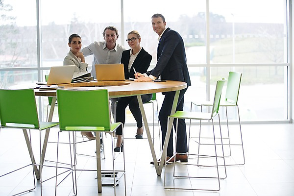 포토 JPG 전신 서양인 응시 여자 남자 40대 중년 의자 비즈니스 회의 실내 서기 미소 사람 앉기 정장 여러명 성인 건물 앞모습 옆모습 30대 노트북 사무실 펜 비즈니스맨 비즈니스우먼 창가 파일 원형탁자 성인만 국내포토 외국인 건축물 시선 옷 뷰포인트 가구 다수 창문 모션 탁자 표정 내부 장년 전자제품 필기구 직장인 파일형식