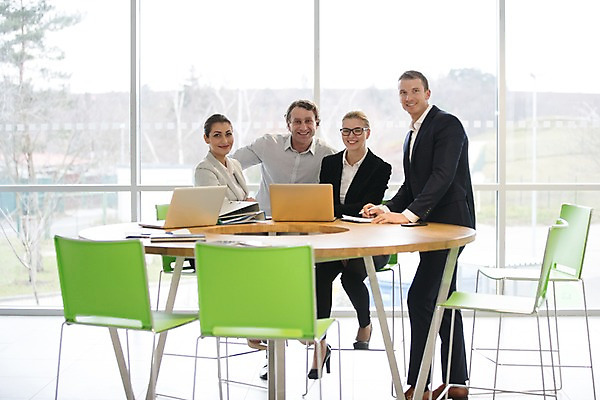 포토 JPG 전신 서양인 응시 여자 남자 40대 중년 의자 비즈니스 회의 실내 서기 미소 사람 앉기 정장 여러명 성인 건물 앞모습 옆모습 30대 노트북 사무실 비즈니스맨 비즈니스우먼 창가 문서철 원형탁자 성인만 국내포토 외국인 건축물 시선 옷 뷰포인트 가구 다수 창문 모션 탁자 표정 내부 장년 전자제품 직장인 파일형식