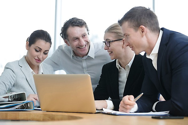 포토 JPG 서양인 응시 여자 남자 40대 중년 비즈니스 탁자 회의 실내 대화 미소 사람 앉기 정장 여러명 상반신 성인 앞모습 옆모습 30대 노트북 사무실 펜 비즈니스맨 비즈니스우먼 창가 문서철 성인만 국내포토 외국인 시선 옷 뷰포인트 가구 다수 창문 모션 표정 말하기 내부 장년 전자제품 필기구 직장인 파일형식