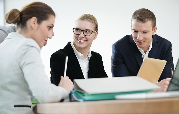 포토 JPG 서양인 응시 여자 남자 40대 중년 비즈니스 탁자 회의 실내 대화 미소 사람 앉기 정장 여러명 상반신 성인 앞모습 옆모습 30대 노트북 사무실 펜 기록 비즈니스맨 비즈니스우먼 문서철 성인만 국내포토 외국인 시선 옷 뷰포인트 가구 다수 모션 표정 말하기 내부 장년 전자제품 필기구 직장인 파일형식