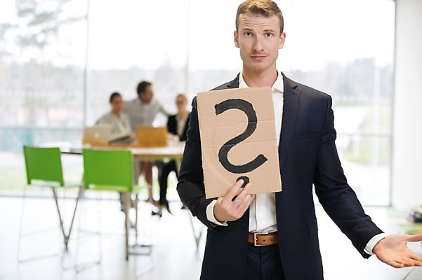 포토 JPG 전신 서양인 배너 응시 여자 남자 40대 중년 비즈니스 사각프레임 광고판 실내 서기 들기 사람 앉기 정장 여러명 상반신 성인 앞모습 아웃포커스 30대 노트북 사무실 물음표 비즈니스맨 비즈니스우먼 창가 원형탁자 국내포토 외국인 기호 시선 옷 뷰포인트 다수 창문 모션 탁자 프레임 알림판 촬영기법 내부 장년 전자제품 사각형 직장인 판 파일형식