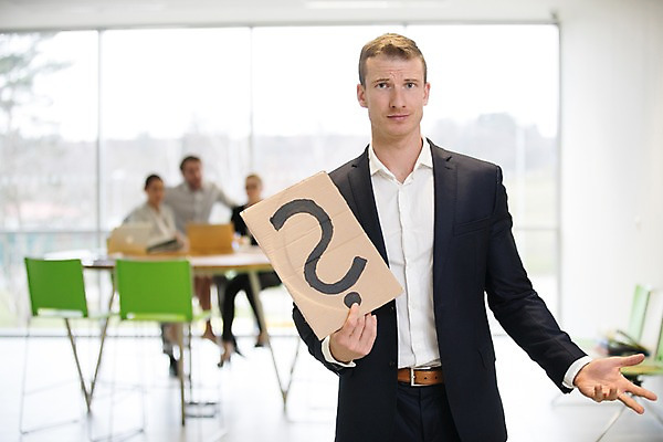 포토 JPG 전신 서양인 배너 여자 남자 40대 중년 의자 비즈니스 사각프레임 광고판 실내 서기 들기 사람 앉기 정장 여러명 상반신 성인 앞모습 아웃포커스 30대 사무실 물음표 비즈니스맨 비즈니스우먼 창가 원형탁자 국내포토 외국인 기호 옷 뷰포인트 가구 다수 창문 모션 탁자 프레임 알림판 촬영기법 내부 장년 사각형 직장인 판 파일형식