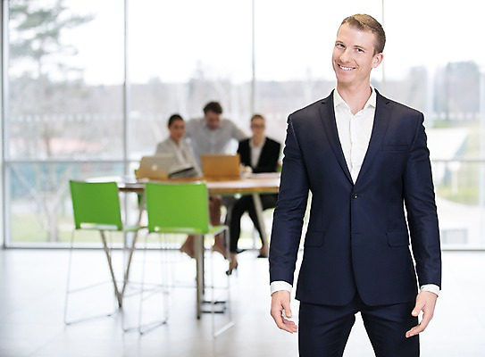 포토 JPG 전신 서양인 응시 여자 남자 40대 중년 의자 비즈니스 실내 서기 미소 사람 앉기 정장 여러명 상반신 성인 건물 앞모습 아웃포커스 30대 노트북 사무실 비즈니스맨 비즈니스우먼 창가 원형탁자 국내포토 외국인 건축물 시선 옷 뷰포인트 가구 다수 창문 모션 탁자 촬영기법 표정 내부 장년 전자제품 직장인 파일형식