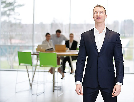 포토 JPG 전신 서양인 응시 여자 남자 40대 중년 의자 비즈니스 실내 서기 미소 사람 앉기 정장 여러명 상반신 성인 건물 앞모습 아웃포커스 30대 노트북 사무실 비즈니스맨 비즈니스우먼 창가 원형탁자 국내포토 외국인 건축물 시선 옷 뷰포인트 가구 다수 창문 모션 탁자 촬영기법 표정 내부 장년 전자제품 직장인 파일형식