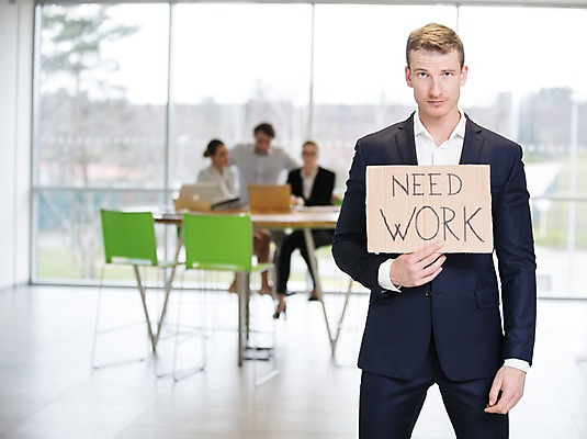 포토 JPG 전신 서양인 배너 여자 남자 40대 중년 의자 비즈니스 사각프레임 광고판 실내 서기 들기 사람 앉기 정장 여러명 상반신 성인 앞모습 아웃포커스 30대 노트북 사무실 작업 비즈니스맨 비즈니스우먼 창가 원형탁자 필요 국내포토 외국인 옷 뷰포인트 가구 다수 컨셉 창문 모션 탁자 프레임 알림판 촬영기법 내부 장년 전자제품 사각형 직장인 판 파일형식