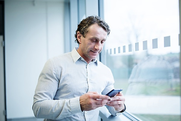 포토 JPG 서양인 응시 남자 40대 중년 비즈니스 실내 한명 서기 미소 사람 상반신 성인 건물 앞모습 스마트폰 비즈니스맨 창가 중년남자한명만 국내포토 외국인 1 건축물 시선 뷰포인트 창문 모션 표정 내부 핸드폰 스마트기기 직장인 남자한명만 중년남자만 파일형식