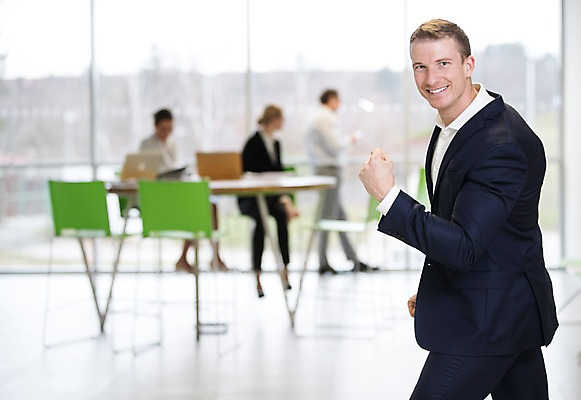 포토 JPG 전신 서양인 응시 여자 남자 40대 중년 포즈 의자 비즈니스 실내 서기 미소 사람 앉기 정장 여러명 상반신 성인 건물 앞모습 옆모습 아웃포커스 30대 노트북 사무실 주먹 비즈니스맨 비즈니스우먼 뒤돌아보기 리더 문서 준비자세 창밖 원형탁자 팀장 국내포토 외국인 건축물 시선 옷 뷰포인트 가구 다수 창문 모션 탁자 촬영기법 표정 내부 장년 전자제품 직장인 준비 파일형식