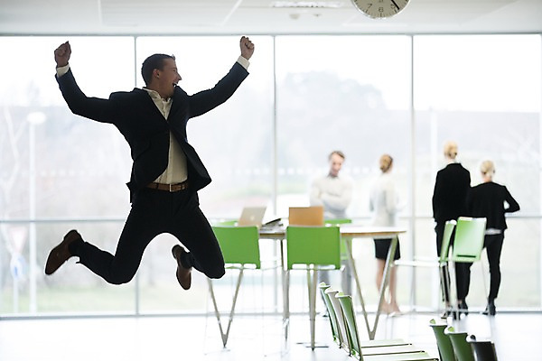 포토 JPG 전신 서양인 응시 여자 남자 40대 중년 의자 비즈니스 실내 서기 미소 사람 정장 여러명 성인 건물 앞모습 옆모습 뒷모습 30대 노트북 사무실 점프 비즈니스맨 비즈니스우먼 즐거움 창밖 원형탁자 성인만 국내포토 외국인 건축물 시선 옷 감정 뷰포인트 가구 다수 창문 모션 탁자 표정 내부 장년 전자제품 직장인 파일형식