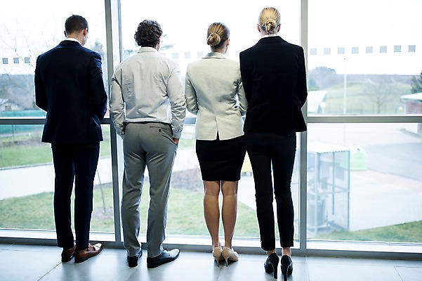 포토 JPG 전신 서양인 응시 여자 남자 40대 중년 비즈니스 실내 서기 사람 정장 잔디 여러명 성인 건물 뒷모습 30대 사무실 비즈니스맨 비즈니스우먼 창가 창밖 성인만 국내포토 외국인 식물 건축물 시선 옷 뷰포인트 다수 창문 모션 내부 장년 직장인 파일형식