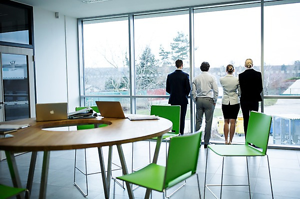 포토 JPG 전신 서양인 응시 여자 남자 40대 중년 의자 비즈니스 탁자 실내 서기 사람 정장 여러명 성인 건물 뒷모습 30대 노트북 사무실 비즈니스맨 비즈니스우먼 창가 문서 파일 창밖 성인만 국내포토 외국인 건축물 시선 옷 뷰포인트 가구 다수 창문 모션 내부 장년 전자제품 직장인 파일형식