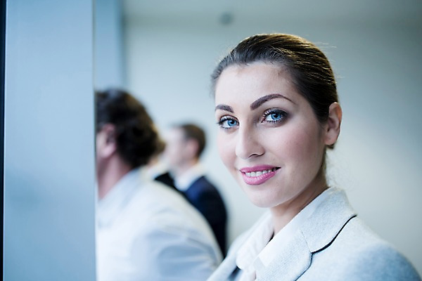 포토 JPG 서양인 응시 여자 40대 중년 비즈니스 실내 서기 미소 사람 정장 상반신 성인 앞모습 옆모습 아웃포커스 세명 30대 사무실 비즈니스맨 비즈니스우먼 창가 국내포토 외국인 시선 옷 남자 뷰포인트 창문 모션 촬영기법 표정 내부 장년 직장인 파일형식