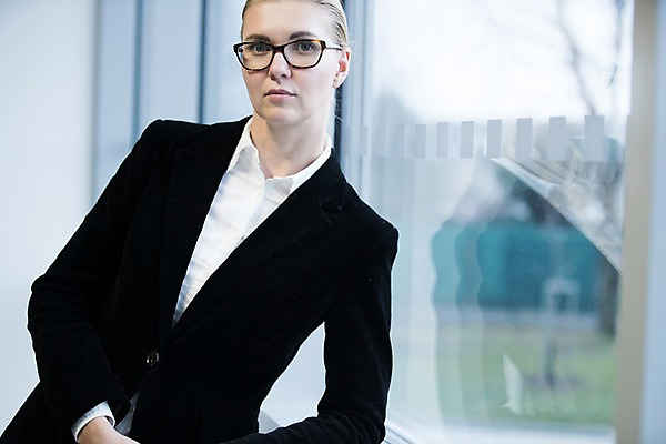 포토 JPG 서양인 응시 여자 비즈니스 실내 한명 사람 정장 상반신 성인 앞모습 30대 사무실 기댐 비즈니스우먼 창가 창틀 성인여자한명만 안경낌 국내포토 외국인 1 시선 옷 안경 뷰포인트 창문 모션 내부 장년 직장인 여자한명만 성인여자만 파일형식