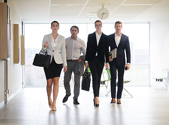 포토 JPG 전신 서양인 응시 여자 남자 40대 중년 서류가방 비즈니스 실내 사람 정장 빌딩 여러명 성인 앞모습 30대 노트북 태블릿 사무실 걷기 비즈니스맨 비즈니스우먼 복도 성인만 국내포토 외국인 시선 옷 뷰포인트 다수 가방 모션 내부 건물 장년 전자제품 스마트기기 직장인 파일형식