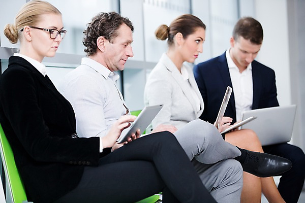 포토 JPG 서양인 응시 여자 남자 40대 중년 의자 비즈니스 실내 사람 앉기 정장 여러명 상반신 성인 옆모습 30대 노트북 태블릿 사무실 작업 비즈니스맨 비즈니스우먼 창가 성인만 국내포토 외국인 시선 옷 뷰포인트 가구 다수 창문 모션 내부 장년 전자제품 스마트기기 직장인 파일형식