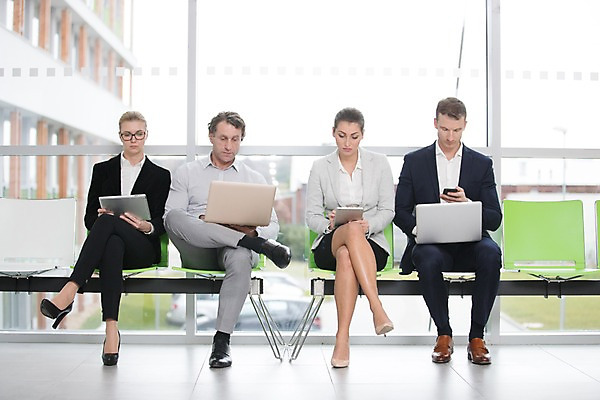 포토 JPG 전신 서양인 응시 여자 남자 40대 중년 의자 비즈니스 실내 사람 앉기 정장 빌딩 여러명 성인 앞모습 30대 노트북 스마트폰 태블릿 사무실 작업 비즈니스맨 비즈니스우먼 창가 성인만 국내포토 외국인 시선 옷 뷰포인트 가구 다수 창문 모션 내부 건물 장년 전자제품 핸드폰 스마트기기 직장인 파일형식