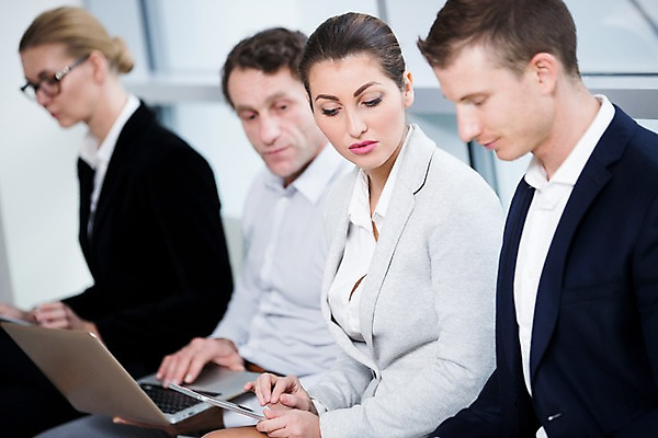 포토 JPG 서양인 응시 여자 남자 40대 중년 의자 비즈니스 실내 사람 앉기 정장 여러명 상반신 성인 옆모습 30대 노트북 태블릿 사무실 작업 비즈니스맨 비즈니스우먼 창가 성인만 국내포토 외국인 시선 옷 뷰포인트 가구 다수 창문 모션 내부 장년 전자제품 스마트기기 직장인 파일형식