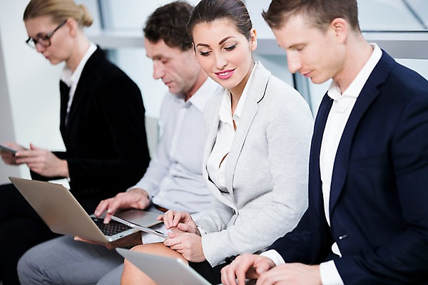 포토 JPG 서양인 응시 여자 남자 40대 중년 의자 비즈니스 실내 사람 앉기 정장 여러명 상반신 성인 옆모습 30대 노트북 태블릿 사무실 작업 비즈니스맨 비즈니스우먼 창가 성인만 국내포토 외국인 시선 옷 뷰포인트 가구 다수 창문 모션 내부 장년 전자제품 스마트기기 직장인 파일형식