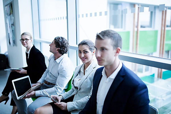 포토 JPG 서양인 응시 여자 남자 40대 중년 의자 비즈니스 실내 미소 사람 앉기 정장 빌딩 여러명 상반신 성인 옆모습 30대 노트북 태블릿 사무실 작업 비즈니스맨 비즈니스우먼 창가 성인만 국내포토 외국인 시선 옷 뷰포인트 가구 다수 창문 모션 표정 내부 건물 장년 전자제품 스마트기기 직장인 파일형식