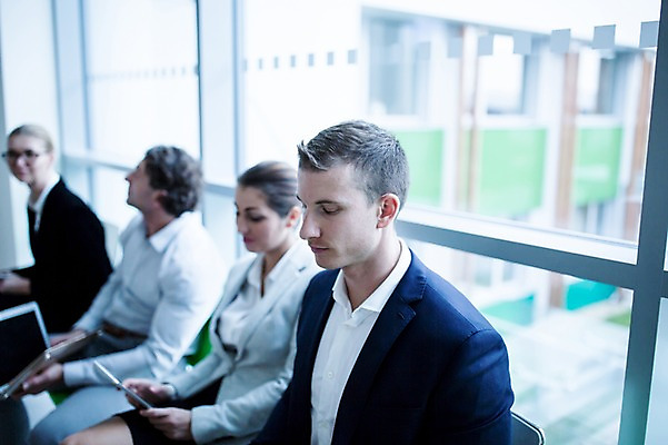 포토 JPG 서양인 응시 여자 남자 40대 중년 의자 비즈니스 실내 사람 앉기 정장 빌딩 여러명 상반신 성인 옆모습 30대 노트북 태블릿 사무실 작업 비즈니스맨 비즈니스우먼 창가 성인만 국내포토 외국인 시선 옷 뷰포인트 가구 다수 창문 모션 내부 건물 장년 전자제품 스마트기기 직장인 파일형식