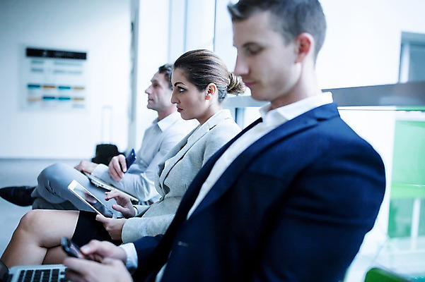 포토 JPG 서양인 응시 여자 남자 40대 중년 의자 비즈니스 실내 사람 앉기 정장 상반신 성인 옆모습 세명 30대 노트북 스마트폰 태블릿 사무실 작업 비즈니스맨 비즈니스우먼 창가 성인만 국내포토 외국인 시선 옷 뷰포인트 가구 창문 모션 내부 장년 전자제품 핸드폰 스마트기기 직장인 파일형식