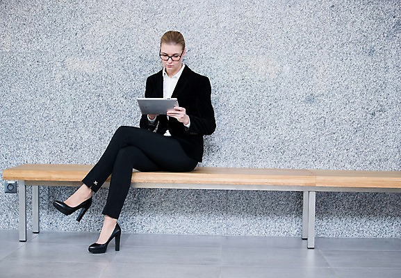 포토 JPG 전신 서양인 응시 여자 의자 비즈니스 실내 한명 사람 앉기 정장 성인 앞모습 30대 태블릿 사무실 비즈니스우먼 성인여자한명만 안경낌 국내포토 외국인 1 시선 옷 안경 뷰포인트 가구 모션 내부 장년 전자제품 스마트기기 직장인 여자한명만 성인여자만 파일형식