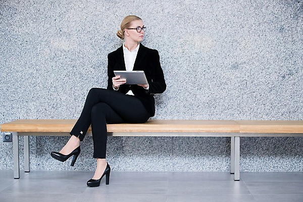 포토 JPG 전신 서양인 응시 여자 의자 비즈니스 실내 한명 사람 앉기 정장 성인 앞모습 30대 태블릿 사무실 비즈니스우먼 성인여자한명만 안경낌 국내포토 외국인 1 시선 옷 안경 뷰포인트 가구 모션 내부 장년 전자제품 스마트기기 직장인 여자한명만 성인여자만 파일형식