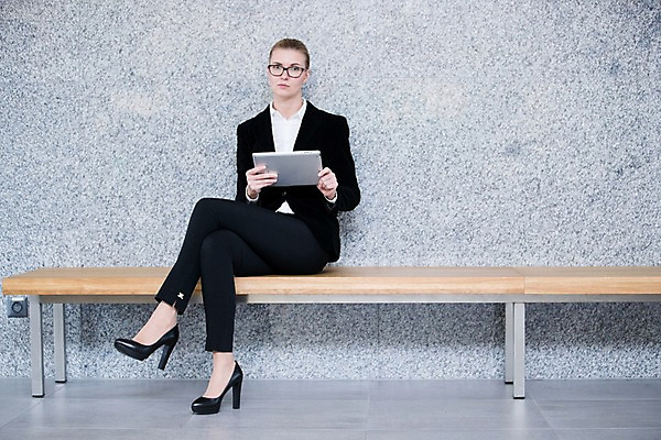 포토 JPG 전신 서양인 응시 여자 의자 비즈니스 실내 한명 사람 앉기 정장 성인 앞모습 30대 태블릿 사무실 비즈니스우먼 성인여자한명만 안경낌 국내포토 외국인 1 시선 옷 안경 뷰포인트 가구 모션 내부 장년 전자제품 스마트기기 직장인 여자한명만 성인여자만 파일형식