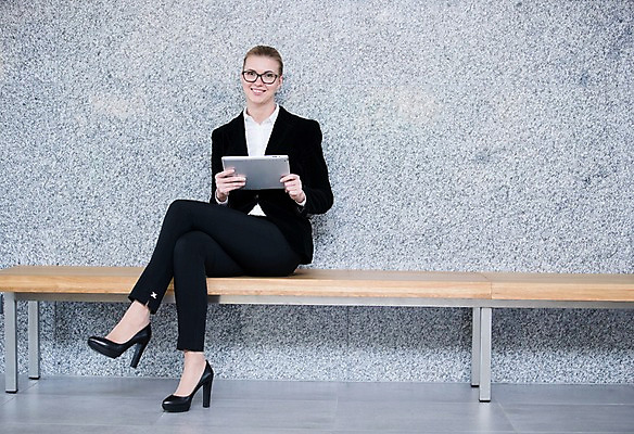 포토 JPG 전신 서양인 응시 여자 의자 비즈니스 실내 한명 미소 사람 앉기 정장 성인 앞모습 30대 태블릿 사무실 비즈니스우먼 성인여자한명만 안경낌 국내포토 외국인 1 시선 옷 안경 뷰포인트 가구 모션 표정 내부 장년 전자제품 스마트기기 직장인 여자한명만 성인여자만 파일형식