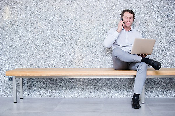 포토 JPG 전신 서양인 응시 남자 40대 중년 의자 비즈니스 실내 한명 미소 사람 앉기 정장 성인 앞모습 노트북 스마트폰 사무실 비즈니스맨 통화 중년남자한명만 국내포토 외국인 1 시선 옷 뷰포인트 가구 모션 표정 내부 전자제품 핸드폰 스마트기기 직장인 남자한명만 중년남자만 파일형식