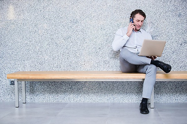 포토 JPG 전신 서양인 응시 남자 40대 중년 의자 비즈니스 실내 한명 사람 앉기 정장 성인 앞모습 노트북 스마트폰 사무실 비즈니스맨 통화 중년남자한명만 국내포토 외국인 1 시선 옷 뷰포인트 가구 모션 내부 전자제품 핸드폰 스마트기기 직장인 남자한명만 중년남자만 파일형식