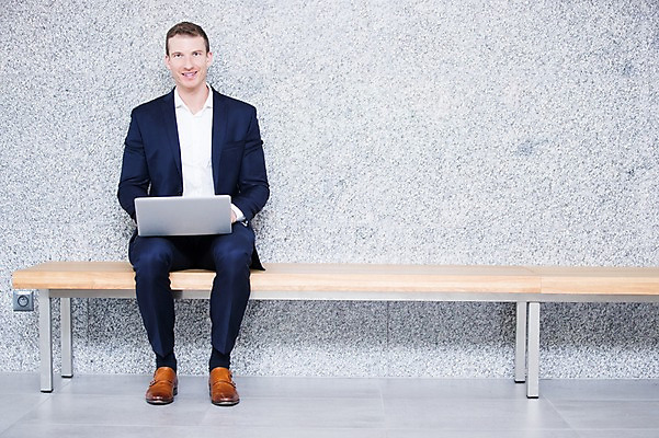 포토 JPG 전신 서양인 응시 남자 의자 비즈니스 실내 한명 미소 사람 앉기 정장 성인 앞모습 30대 노트북 사무실 비즈니스맨 성인남자한명만 국내포토 외국인 1 시선 옷 뷰포인트 가구 모션 표정 내부 장년 전자제품 직장인 남자한명만 성인남자만 파일형식