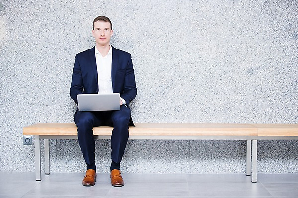 포토 JPG 전신 서양인 응시 남자 의자 비즈니스 실내 한명 사람 앉기 정장 성인 앞모습 30대 노트북 사무실 비즈니스맨 성인남자한명만 국내포토 외국인 1 시선 옷 뷰포인트 가구 모션 내부 장년 전자제품 직장인 남자한명만 성인남자만 파일형식