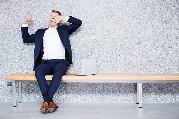 포토 JPG 전신 서양인 남자 의자 비즈니스 실내 한명 사람 앉기 정장 성인 앞모습 30대 노트북 사무실 비즈니스맨 기지개 하품 성인남자한명만 국내포토 외국인 1 옷 뷰포인트 가구 모션 내부 장년 전자제품 직장인 생리현상 남자한명만 성인남자만 파일형식