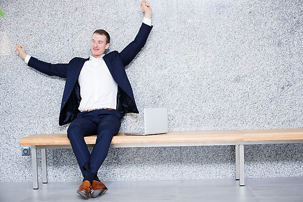 포토 JPG 전신 서양인 남자 의자 비즈니스 실내 한명 미소 사람 앉기 정장 성인 앞모습 30대 노트북 사무실 눈감음 비즈니스맨 기지개 성인남자한명만 국내포토 외국인 1 옷 뷰포인트 가구 모션 표정 내부 장년 전자제품 직장인 남자한명만 성인남자만 파일형식