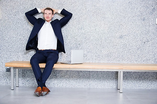 포토 JPG 전신 서양인 응시 남자 의자 비즈니스 실내 한명 사람 앉기 정장 성인 앞모습 30대 노트북 사무실 비즈니스맨 기지개 성인남자한명만 국내포토 외국인 1 시선 옷 뷰포인트 가구 모션 내부 장년 전자제품 직장인 남자한명만 성인남자만 파일형식