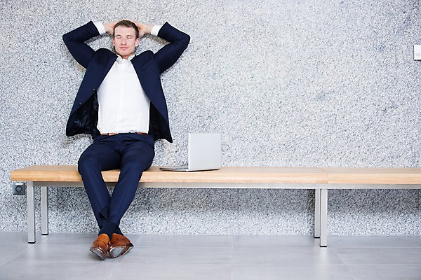 포토 JPG 전신 서양인 남자 의자 비즈니스 휴식 실내 한명 사람 앉기 정장 성인 앞모습 30대 노트북 사무실 눈감음 비즈니스맨 기지개 팔베개 성인남자한명만 국내포토 외국인 1 옷 뷰포인트 가구 컨셉 모션 내부 장년 전자제품 직장인 남자한명만 성인남자만 파일형식