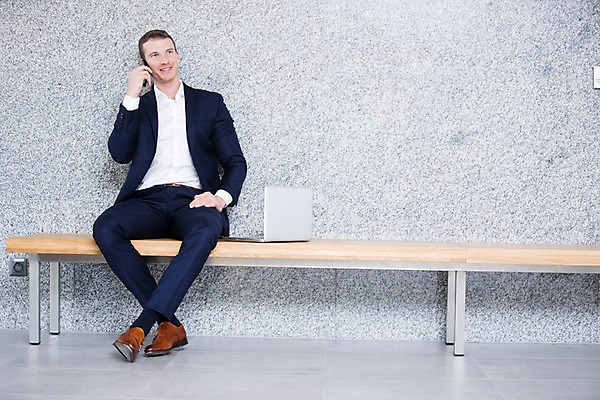 포토 JPG 전신 서양인 남자 의자 비즈니스 실내 한명 미소 사람 앉기 정장 성인 앞모습 30대 노트북 스마트폰 사무실 비즈니스맨 통화 성인남자한명만 국내포토 외국인 1 옷 뷰포인트 가구 모션 표정 내부 장년 전자제품 핸드폰 스마트기기 직장인 남자한명만 성인남자만 파일형식