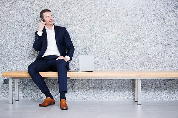 포토 JPG 전신 서양인 응시 남자 의자 비즈니스 실내 한명 사람 앉기 정장 성인 앞모습 30대 노트북 스마트폰 사무실 비즈니스맨 통화 멀리보기 성인남자한명만 국내포토 외국인 1 시선 옷 뷰포인트 가구 모션 내부 장년 전자제품 핸드폰 스마트기기 직장인 남자한명만 성인남자만 파일형식